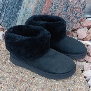 UGG classic mini fluff boot black leather  shearling ankle boots womens sz 6